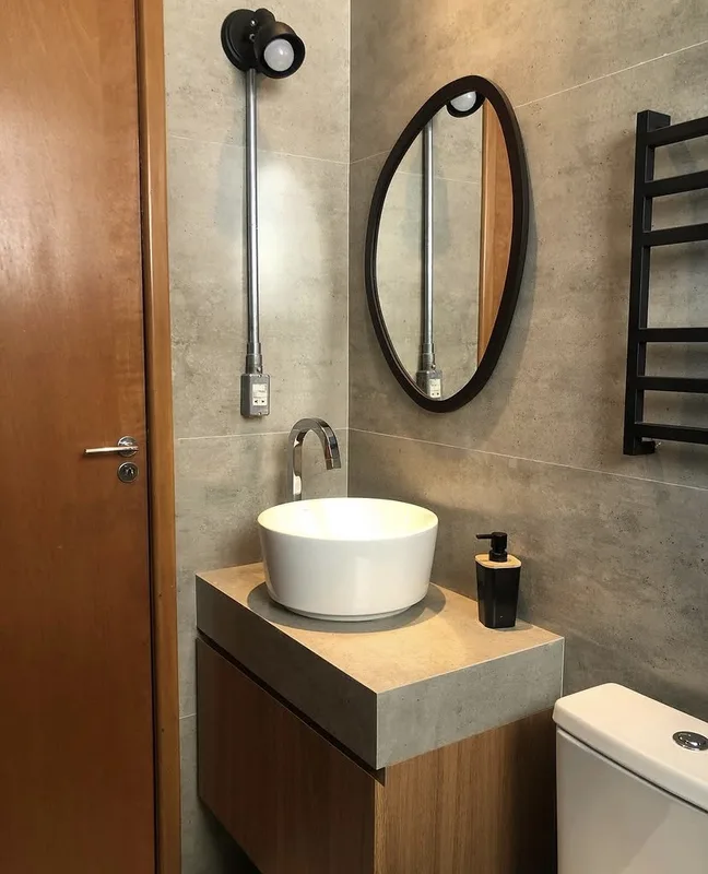 Banheiro reformado pela Si.Go com cuba de apoio e revestimento cimentício