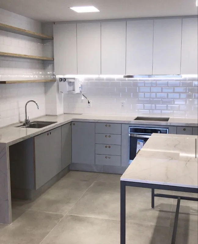 Cozinha reformada pela Si.Go com bancada em mármore e subway tiles